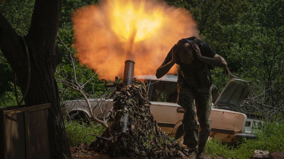Wojna w Ukrainie rok 2023
A Ukrainian soldier covers his ears while firing a mortar at Russian positions on the frontline near Bakhmut, Donetsk region, Ukraine, Monday, May 29, 2023. (AP Photo/Efrem Lukatsky)
Efrem Lukatsky