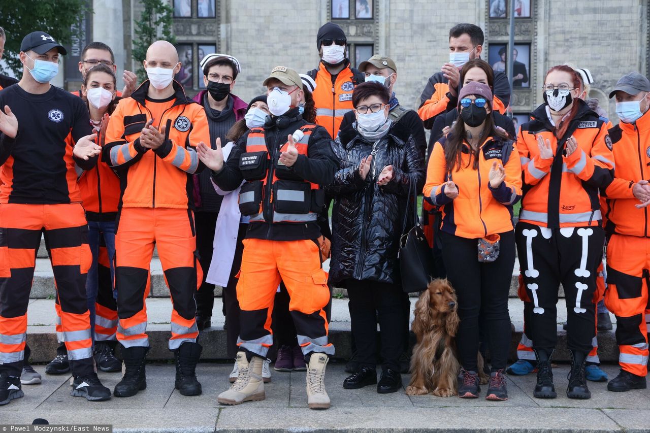 Medycy zaostrzają protest