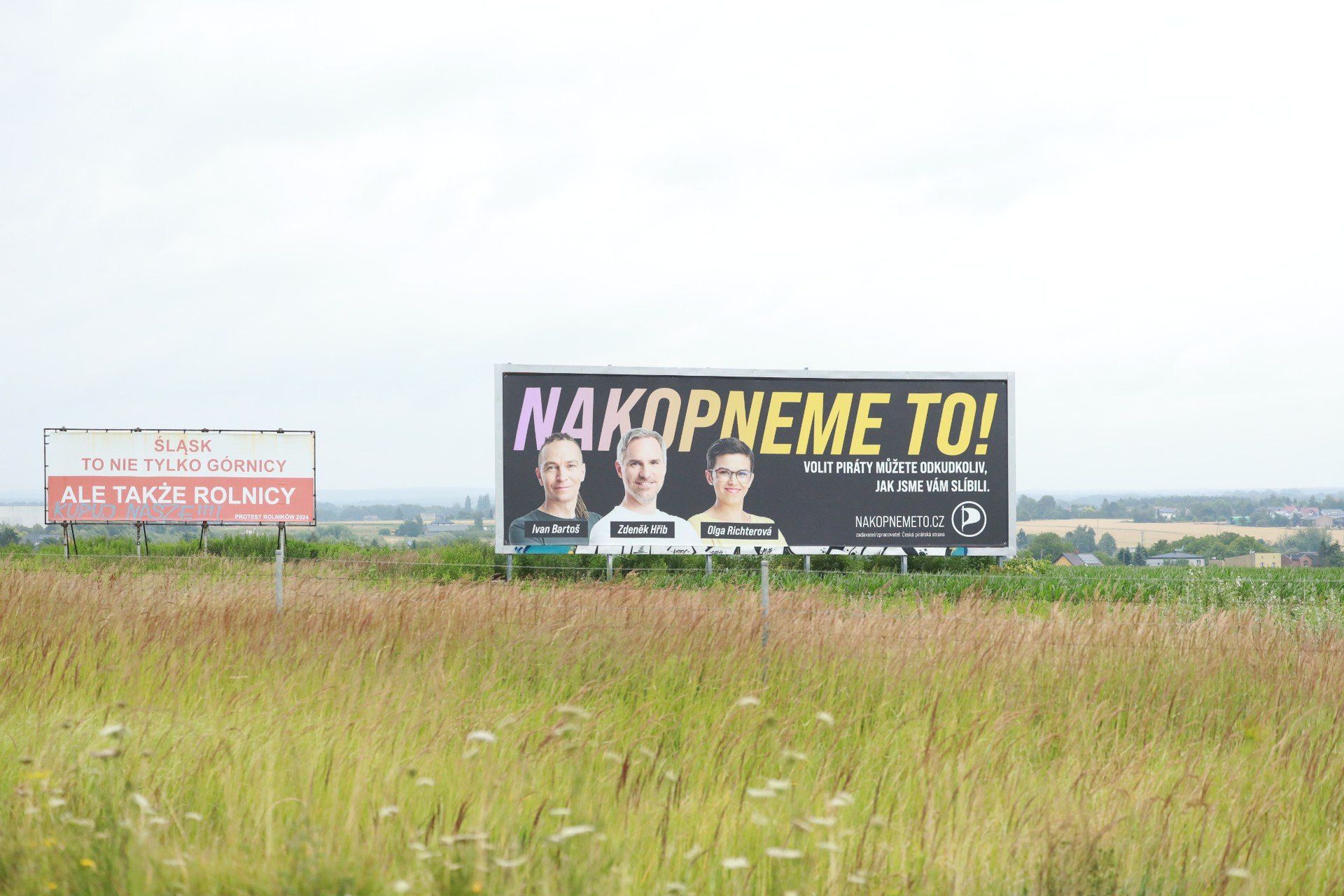 Piraci z Czech zawitali na Śląsk. Ich baner stanął przy autostradzie A1
