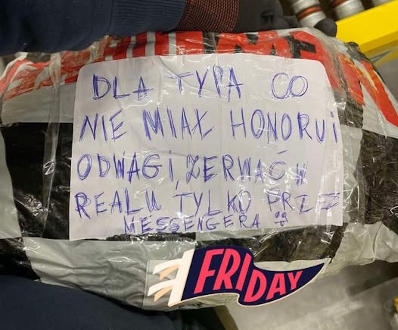 Zakończył związek przez Messengera. Tę paczkę od byłej dziewczyny zapamięta na długo