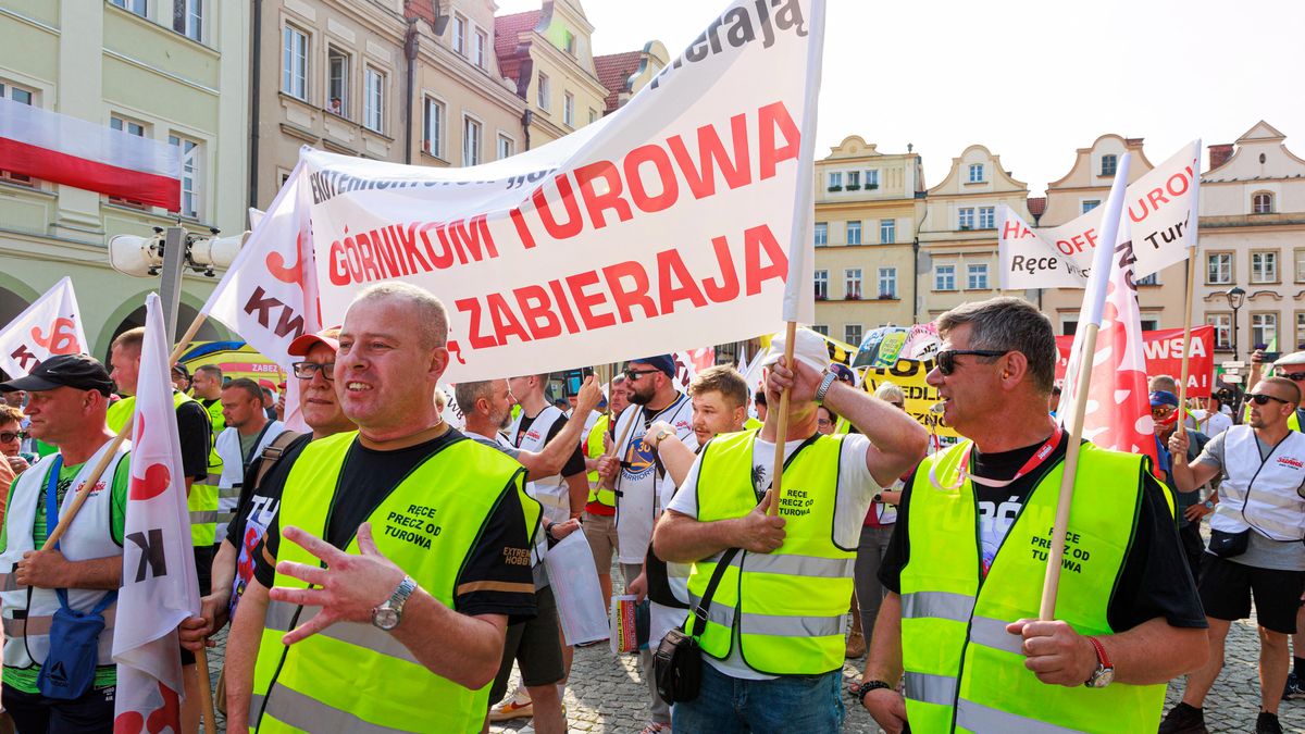 Jelenia Góra, 22.06.2023. Pikieta związkowców podczas spotkania przewodniczącego Platformy Obywatelskiej Donalda Tuska z mieszkańcami na Placu Ratuszowyn w Jeleniej Górze, 22 bm. (jm) PAP/Tomasz Golla