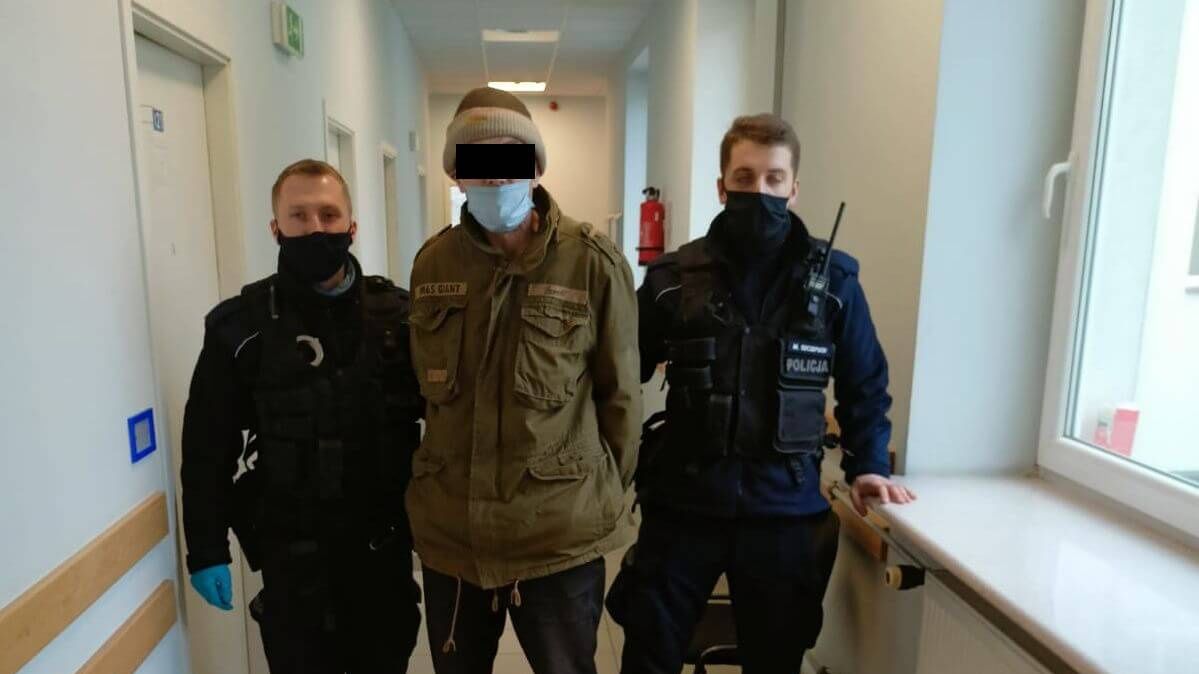50-latek rzucił odpalone fajerwerki pod nogi przechodniów