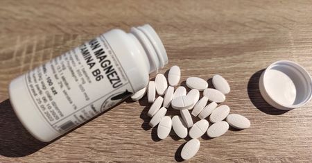 Polacy spożywają końskie dawki suplementów diety. Czym ryzykują?
