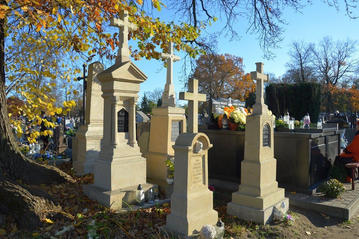 Stalowa Wola: Wszystkich Świętych na cmentarzu parafialnym i wojennym