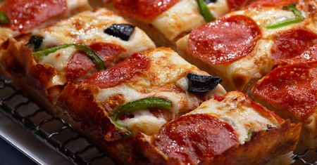 Znajomi oszaleją na widok pizzy. Właśnie taką zajadają się bohaterowie amerykańskich filmów