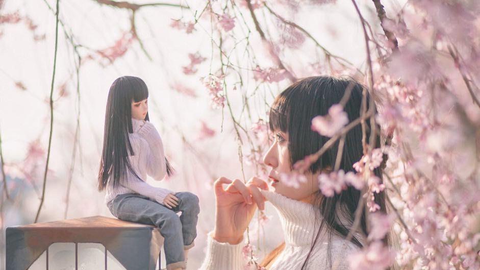 Przerażające i piękne zarazem. Modelka pozuje z lalką, wyglądającą jak ona 1