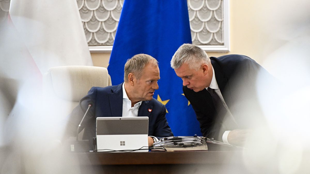 Donald Tusk, Tomasz Siemoniak
Warszawa, 08.10.2024. Premier Donald Tusk (L) i minister spraw wewn�trznych i administracji Tomasz Siemoniak (P) na posiedzeniu rz�du w siedzibie Kancelarii Prezesa Rady Ministr�w w Warszawie, 8 bm. Rada Ministr�w ma zaj�� si� m.in. projektem rozporz�dzenia, kt�re reguluje warunki udzielania pomocy rolnikom poszkodowanych w wyniku kl�sk �ywio�owych w 2024 r. Ministrowie przedstawi� te� raport o sytuacji powodziowej. (aldg) PAP/Radek Pietruszka
Radek Pietruszka
Kancelaria Prezesa Rady Ministr�w, kprm, polityk polityka, posiedzenie, Rada Ministr�w, rz�d, rz�d rz�du, rz�d Tuska, rz�du, rz�du Tuska, w kprm