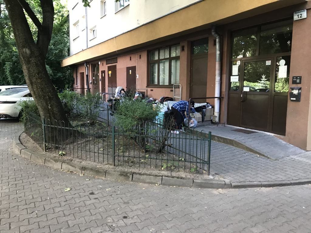 W takich warunkach od czterech dni mieszka pani Małgorzata wraz z 78-letnią mamą
