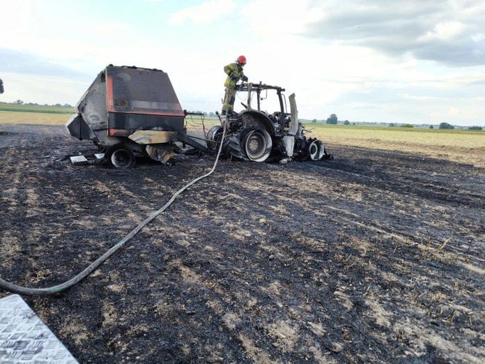 Łaźniki: Pożar prasy i ciągnika. Spłonęły maszyny i zboże