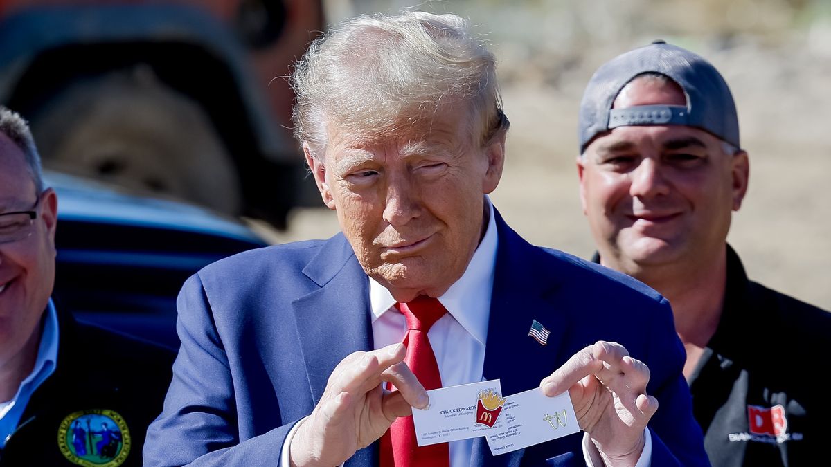 Former US president and Republican presidential nominee Donald Trump holds an official McDonald's fries cook pin given to him during a tour of Hurricane Helene's devastation in Swannanoa, North Carolina, USA, 21 October 2024. Trump is running against Democratic US Vice President Kamala Harris. Swannanoa was devastated by flooding from Hurricane Helene.Â  EPA/ERIK S. LESSER Dostawca: PAP/EPA.