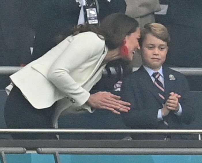 Książę George ogląda finał Euro 2020 z księciem Williamem i księżną Kate