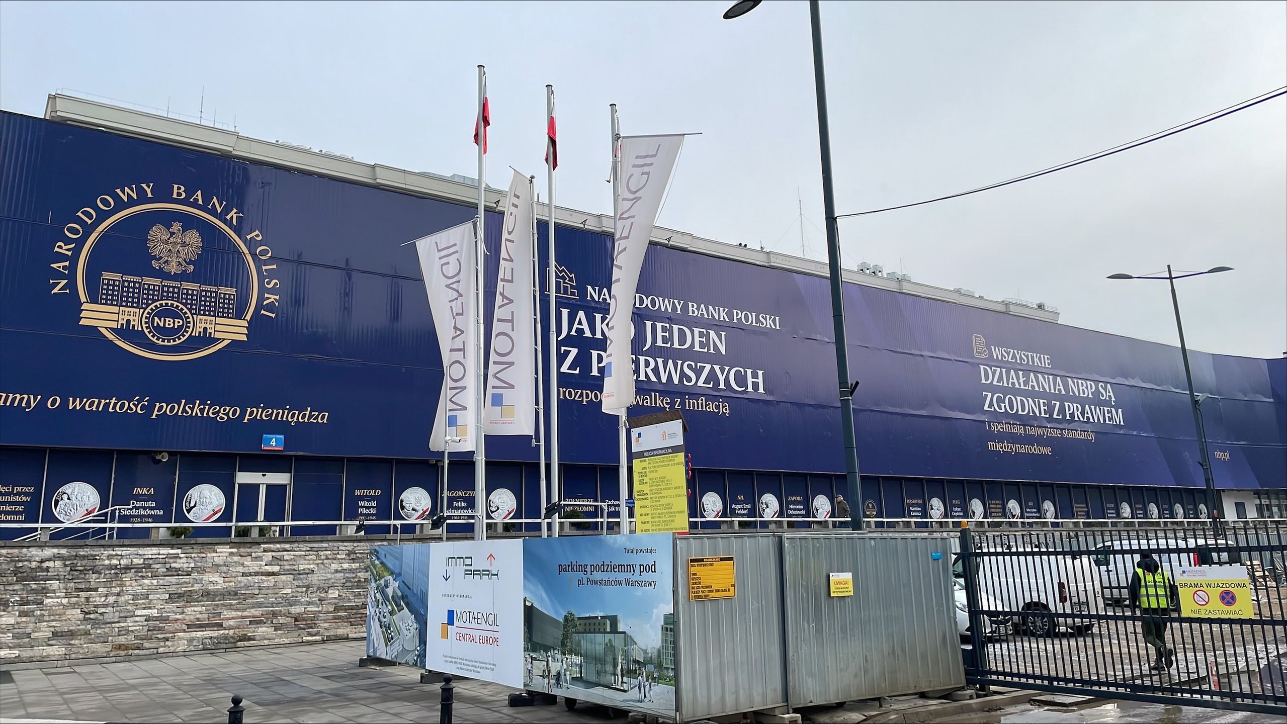 Nowy baner na gmachu NBP