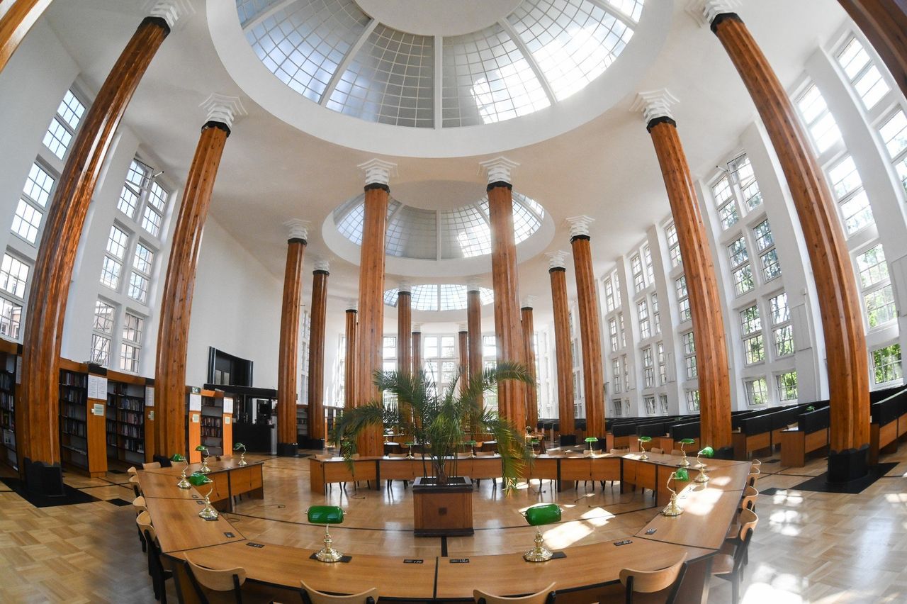 Najpiękniejsza biblioteka w Warszawie. Zachwyca modernistyczną formą