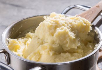 Wyrzucisz tłuczek i praskę, gdy poznasz ten przepis na puree. Nie musisz nawet obierać ziemniaków