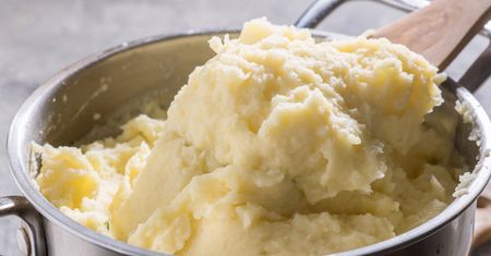 Wyrzucisz tłuczek i praskę, gdy poznasz ten przepis na puree. Nie musisz nawet obierać ziemniaków