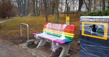 W Kielcach zawrzało. W nocy przemalowano "ławki LGBT"