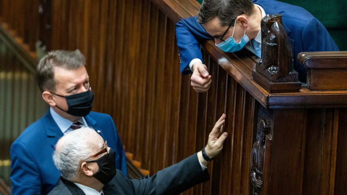 Jest najnowszy sondaż poparcia dla partii politycznych. Mimo kłopotów związanych z Polskim Ładem pozycja PiS nie została zachwiana. 