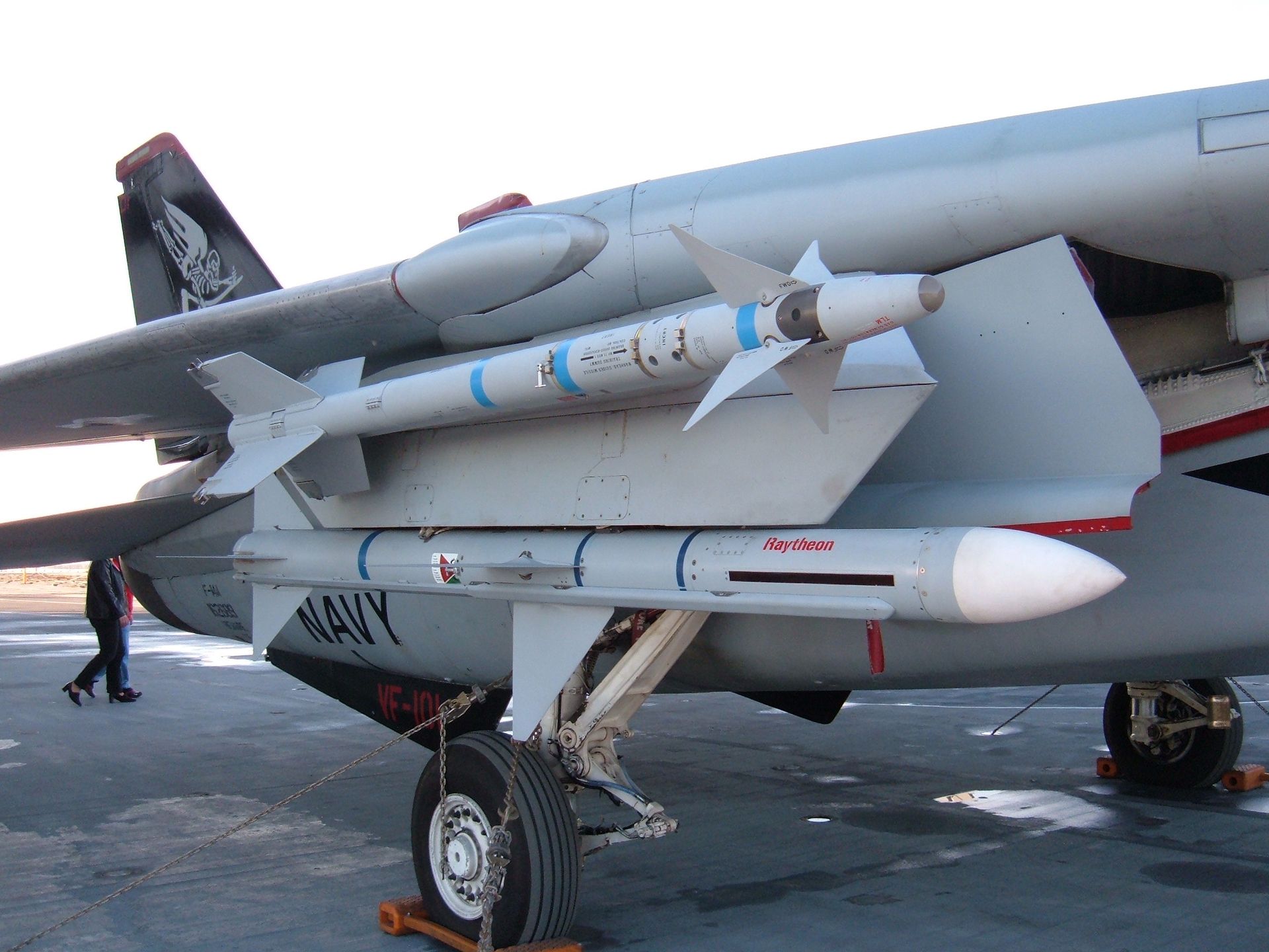 Pociski AiM-9 Sidewinder (na górze) i AIM-7 Sparrow (na dole) pod skrzydłem samolotu F-14
