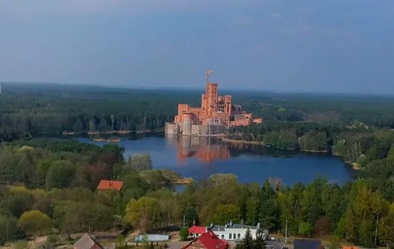 Tak wygląda budowany od kilku lat zamek w Puszczy Noteckiej, największym lesie w Polsce