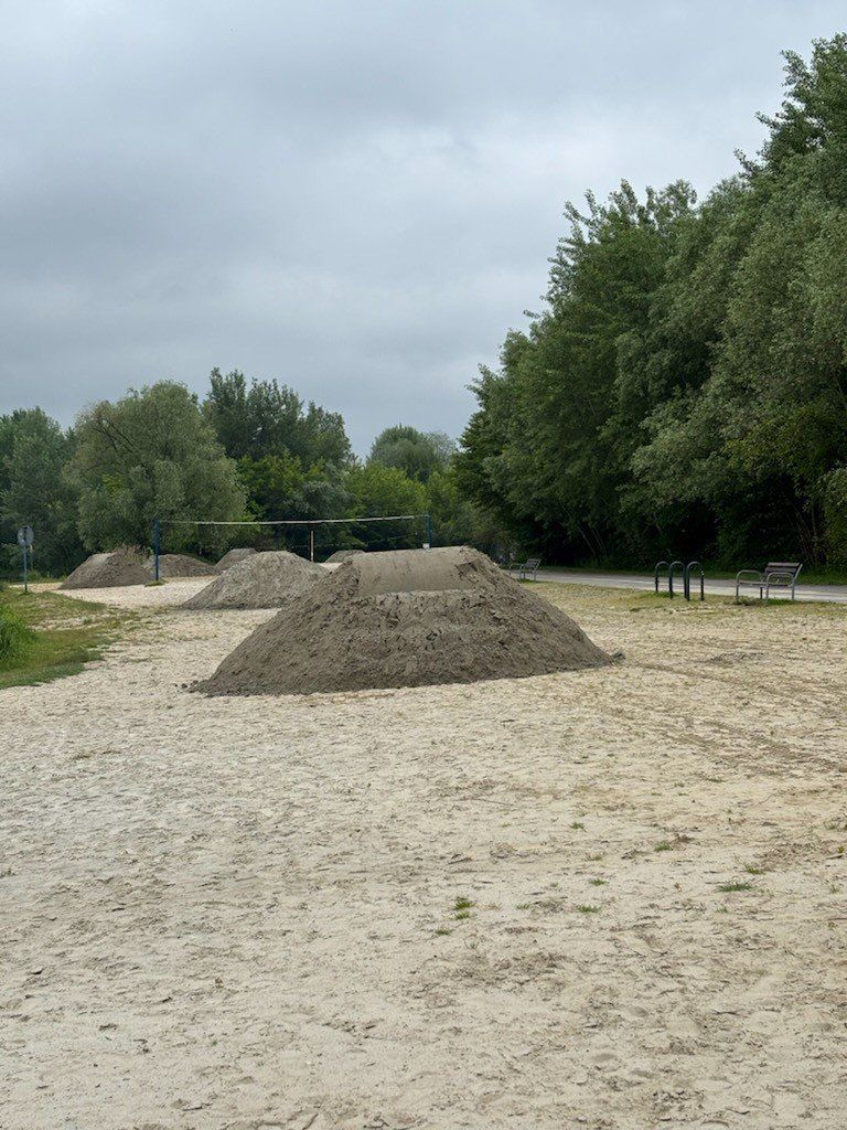 Na Żwirownię przywieźli nowy piasek. Czytelniczka twierdzi, że jest on słabej jakości, ratusz odpowiada, że po prostu mokry.