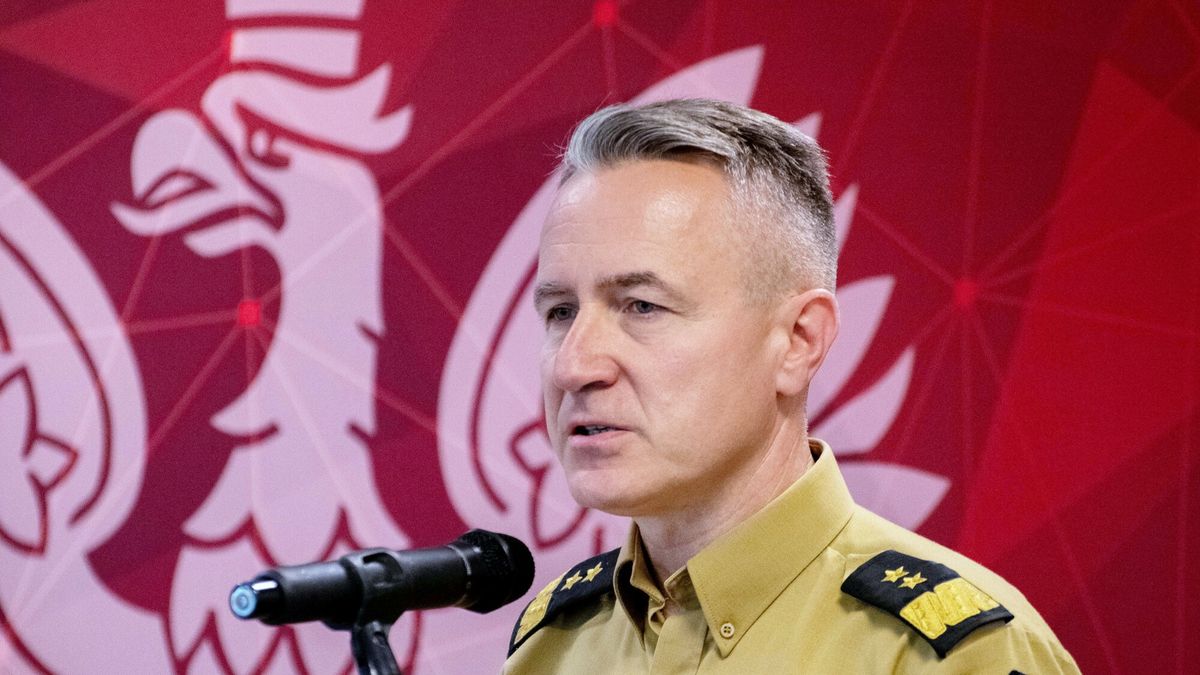 Komendant G?�wny PSP po po?arze w Zielonej G�rze
Fot. NewsLubuski/East News, Zielona Gora, 02.08.2023. Po pozarze hali z niebezpiecznymi odpadami w Zielonej Gorze (solectwo Przylep) do miasta przyjechal Komendant Glowny Panstwowej Strazy Pozarnej gen. bryg. Andrzej Bartkowiak (N/z), ktory wraz z wojewoda lubuskim Wladyslawem Dajczakiem podziekowal strazakom za dzialania. Wreczono tez nagrody, czeki dla jednostek OSP na doposazenie oraz przekazano nowe lodzie.
NewsLubuski