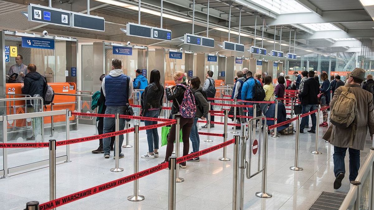 Lotnisko w Warszawie.