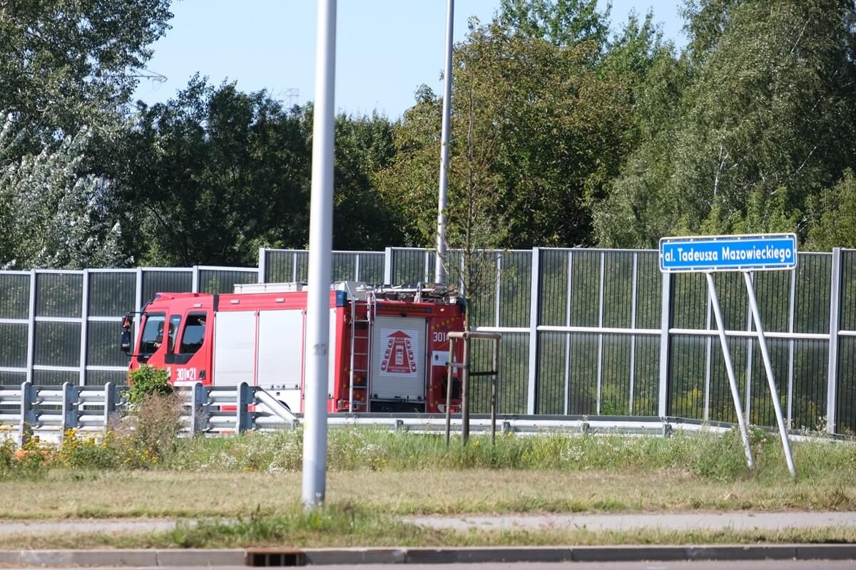 Straż pożarna interweniująca do zdarzenia drogowego na rondzie 100-lecia KUL z pniakiem