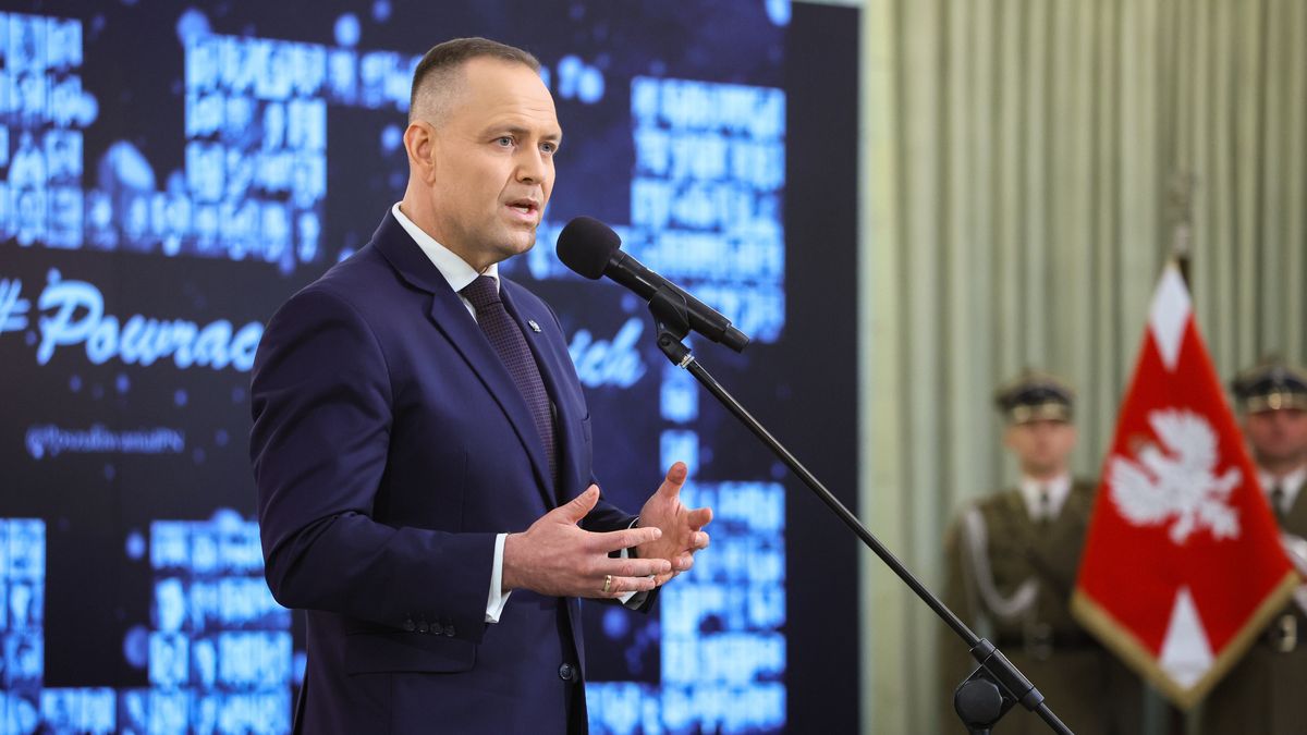 Warszawa, 26.02.2026. Prezydent RP Karol Nawrocki podczas wręczenia not identyfikacyjnych członkom rodzin ofiar totalitaryzmów, 26 bm. w Pałacu Prezydenckim w Warszawie. (aldg) PAP/Leszek Szymański