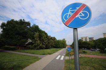 Nielegalne pojazdy udające rowery. Ekspert komentuje niepokojące zjawisko na drogach