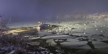 Włocławek: Wpadł do stawu, mówił o szwagrze. Ratują go nurkowie