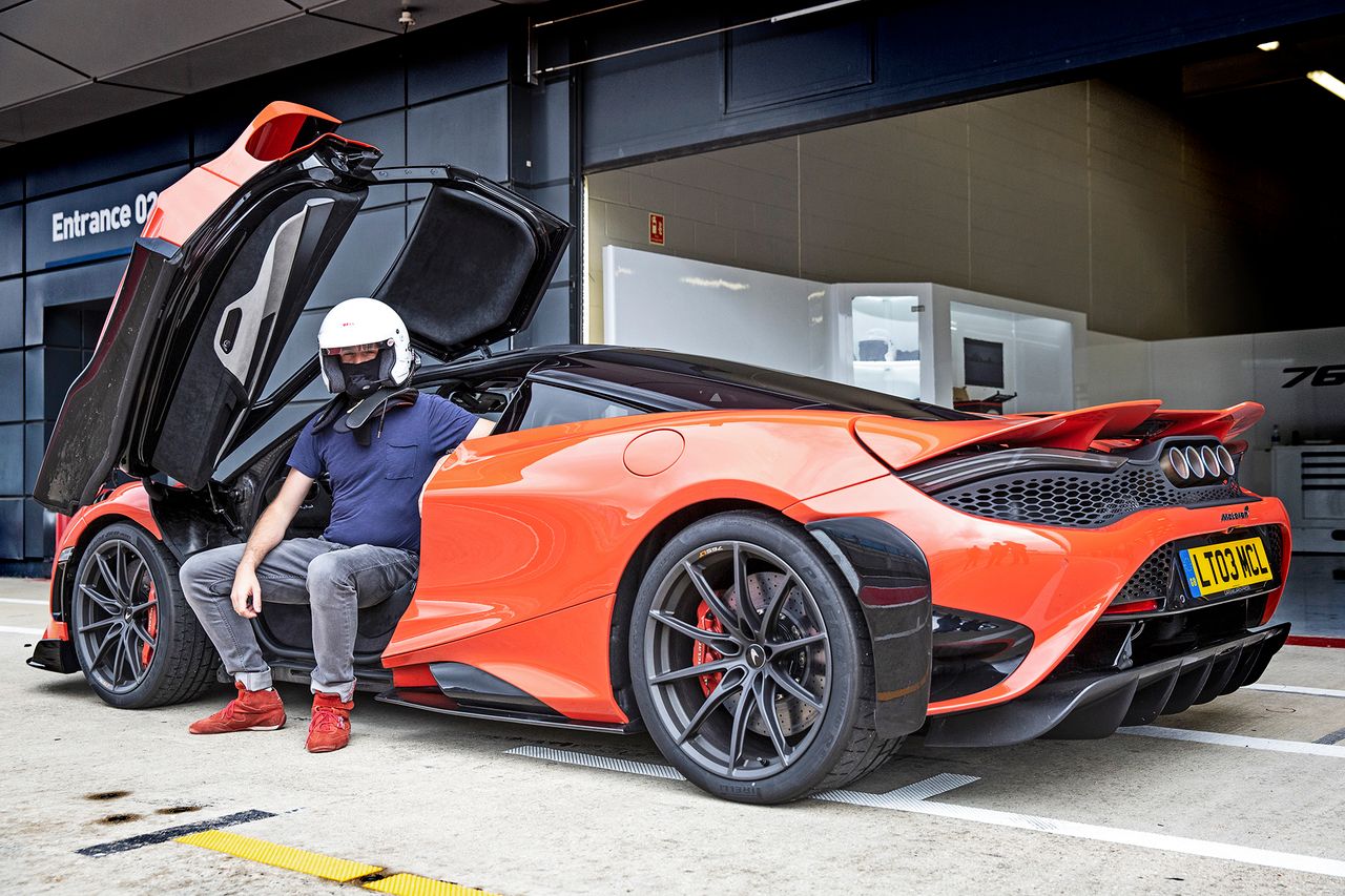 McLaren 765LT i autor tekstu (fot. Patrick Gosling)