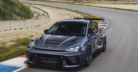 Pierwszy kontakt z Cuprą Leon VZ e-Hybrid Racer: jak elektromobilność ma uczynić motorsport tańszym