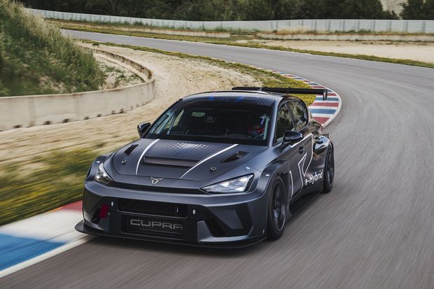 Pierwszy kontakt z Cuprą Leon VZ e-Hybrid Racer: jak elektromobilność ma uczynić motorsport tańszym