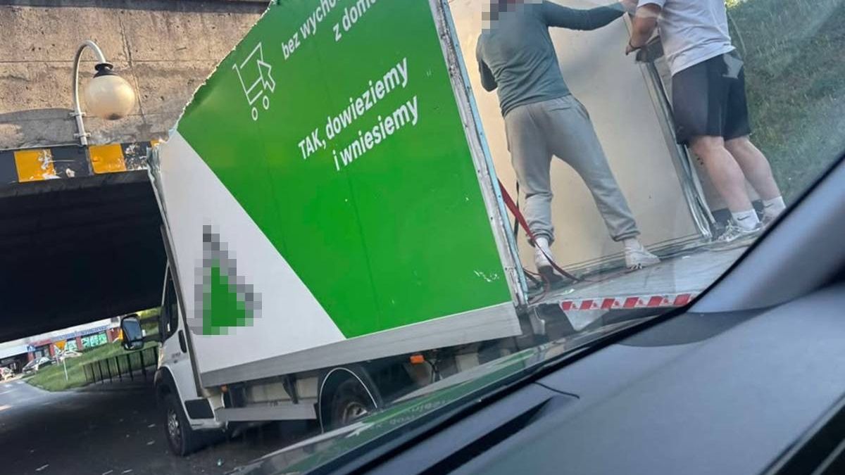Kierowca auta dostawczego zaklinował pojazd pod wiaduktem na ul. Jana Pawła II