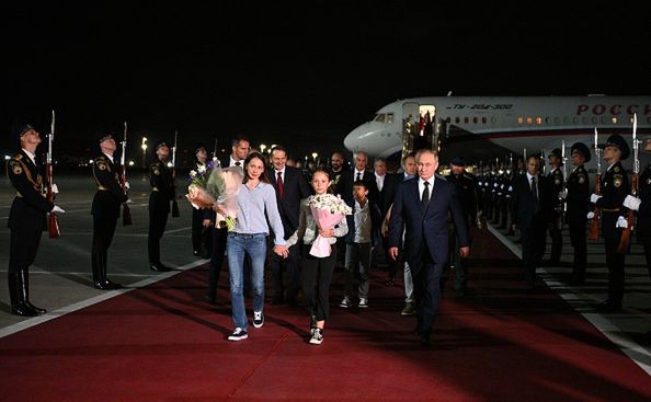 MOSCOW, RUSSIA - AUGUST 01: (----EDITORIAL USE ONLY - MANDATORY CREDIT - ' KREMLIN PRESS OFFICE / HANDOUT' - NO MARKETING NO ADVERTISING CAMPAIGNS - DISTRIBUTED AS A SERVICE TO CLIENTS----) Russian President Vladimir Putin welcomes prisoners released following the swap deal at Vnukovo International Airport in Moscow, Russia on August 01, 2024. Eight Russian citizens, who were detained or imprisoned in a number of countries, have returned home following a major prisoner swap operation led by Turkiye. (Photo by Kremlin Press Office / Handout/Anadolu via Getty Images)Anadolu