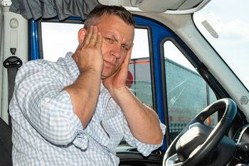 Dzwonienie w uszach? Ekspert wyjaśnia, co może za tym stać