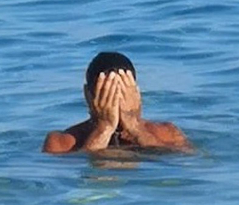 Rozebrany Michele Morrone na plaży w Apulii