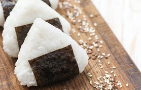 Onigiri – jak je zrobić i jeść?