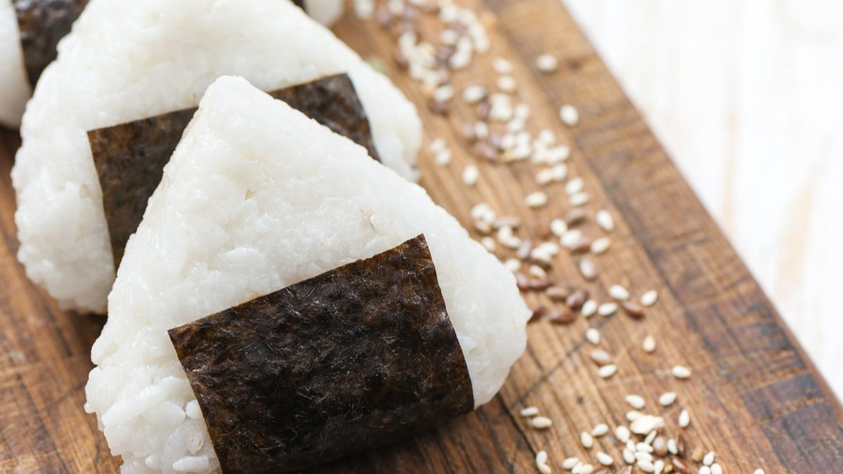 Onigiri to przekąska z białego ryżu uformowanego w trójkątny lub cylindryczny kształt. Wewnątrz tak uformowanej japońskiej kanapki ryżowej umieszcza się nadzienie.