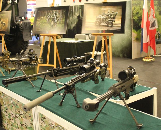 Karabiny Accuracy International oraz Barret M82A1 na wystawie naszych wojsk specjalnych podczas MSPO.