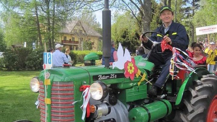  Pochód 1 maja rozpoczęła parada zabytkowych pojazdów