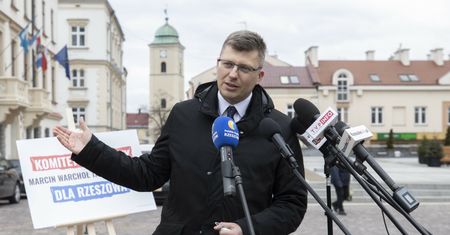 Marcin Warchoł znów bez maseczki. Są tłumaczenia polityka