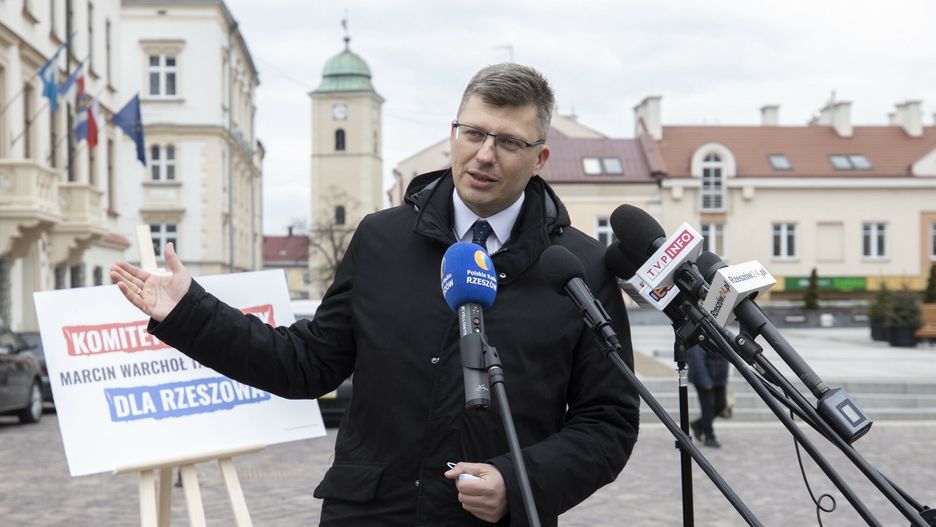 Marcin Warchoł bez maseczki w przestrzeni publicznej 
