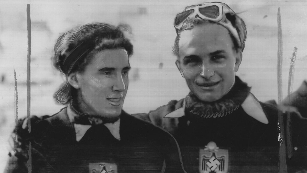 Christl Cranz (z lewej) i Josef Jennewein - niemieccy zwycięzcy na narciarskich mistrzostwach świata w 1941 r. w Cortina d`Ampezzo. fot. Narodowe Archiwum Cyfrowe