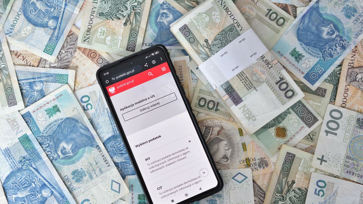 Stock Bart?omiej Magierowski
Fot. Bartlomiej Magierowski/East News. Wroclaw 29.05.2025. Zdjecie ilustracyjne - finanse, pieniadze. N/z: smartfon ze strona podatki.gov.pl i pieniadze.
Bartlomiej Magierowski