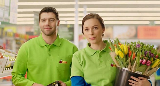 Biedronka reklamuje się przed niedzielą bez handlu: w piątek i sobotę czynna o godzinę dłużej (wideo)