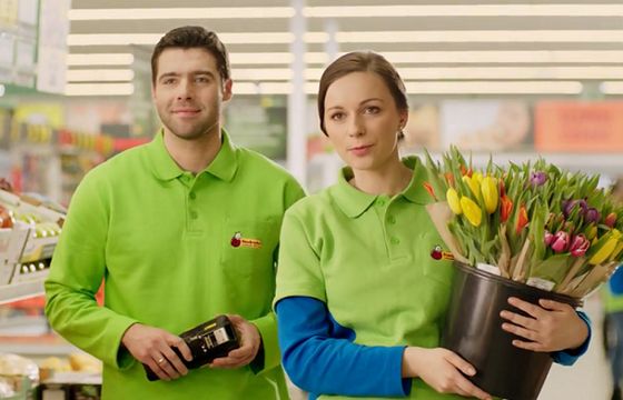 Biedronka reklamuje się przed niedzielą bez handlu: w piątek i sobotę czynna o godzinę dłużej (wideo)