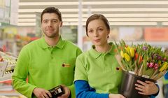 Biedronka reklamuje się przed niedzielą bez handlu: w piątek i sobotę czynna o godzinę dłużej (wideo)