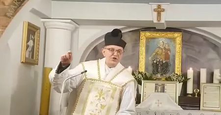 Ksiądz w furii. Poszło o stroje kobiet do kościoła
