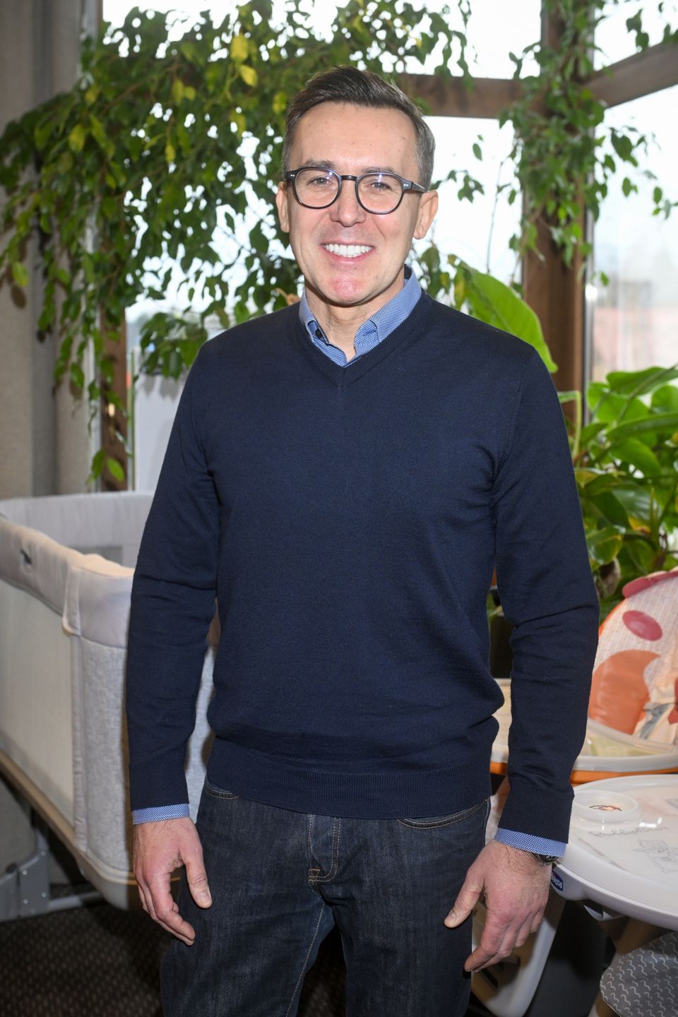 Na zdj.: Maciej Kurzajewski, Fot. Jacek Kurnikowski/AKPAMaciej Kurzajewski, sweter, sweter granatowy, Chicco, luty 2024